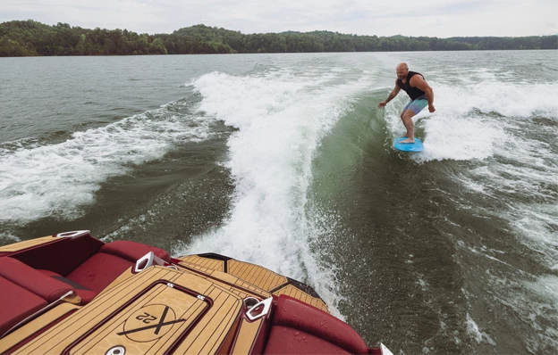 rider derrière la bateau mastercraft X22