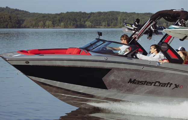 Bateau Mastercraft XStar S sur l'eau 